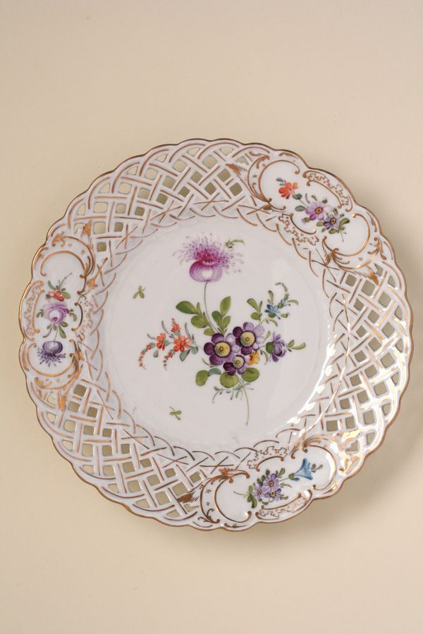 assiette en porcelaine, décor Saxe, peinte à la main, ancienne