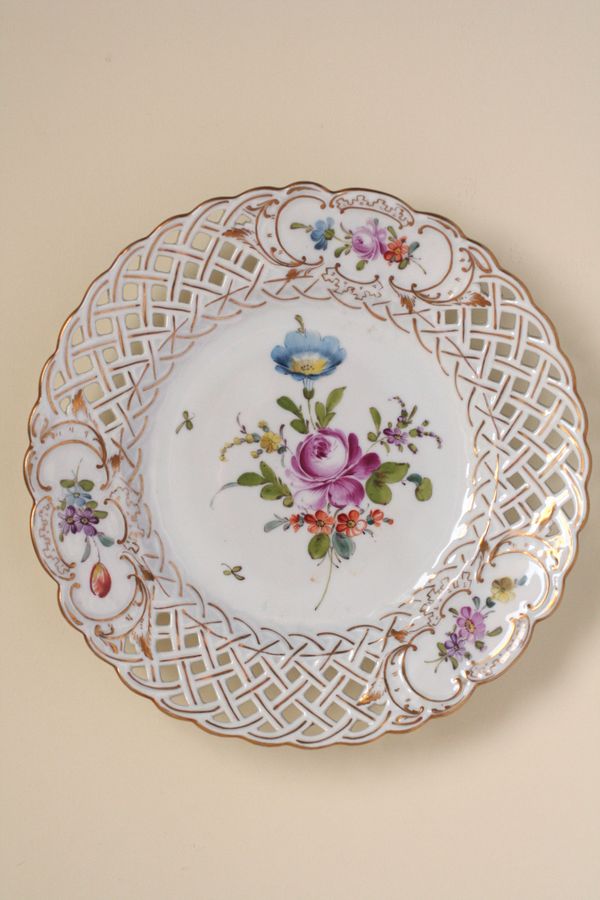 assiette en porcelaine, décor Saxe, peinte à la main, ancienne