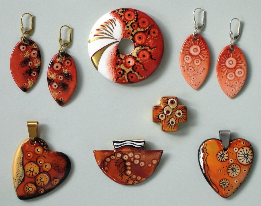 bijoux en porcelaine décorés par Marie-Claire Frass