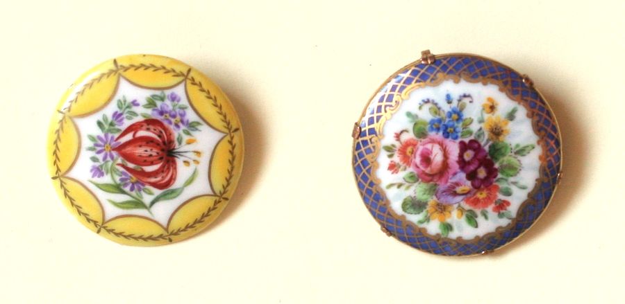 bijoux en porcelaine décoré par Marie-Claire Frass en style Sèvres