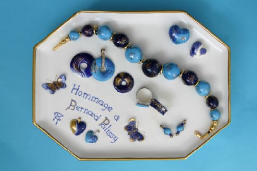 plat en porcelaine avec des bijoux en porcelaine peints